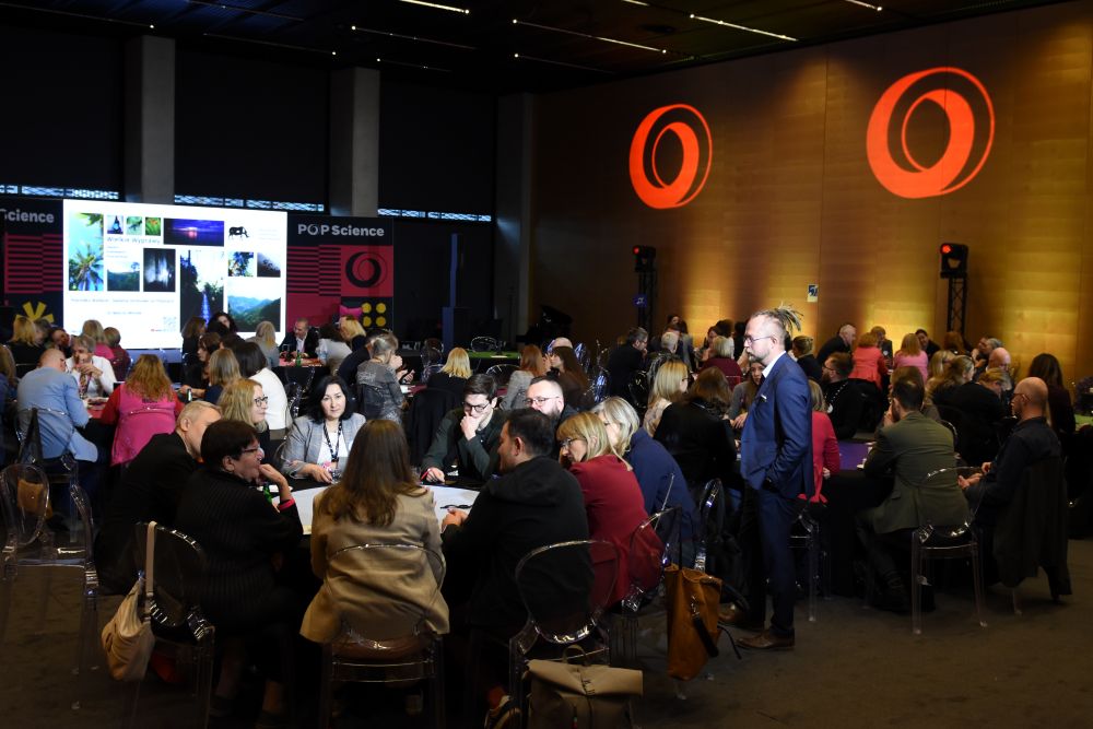 Strefa Pop Science - w trakcie I Kongresu POP Science ( na zdjęciu ludzie w strefie, siedzący przy okrągłych stolikach).
