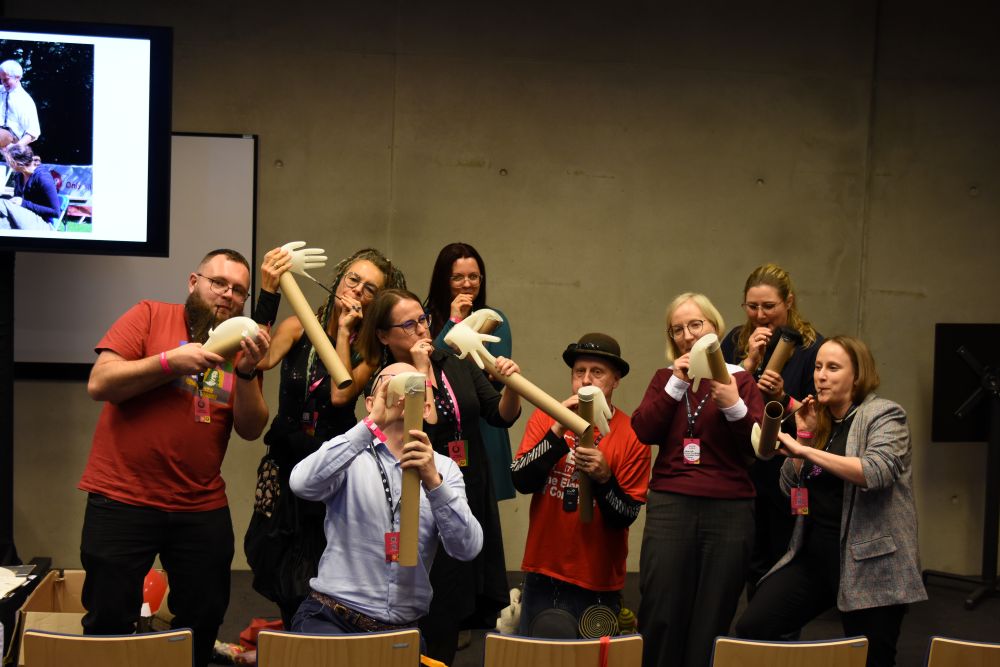 Na zdjęciu: David Price z grupą podczas prowadzenia aktywności