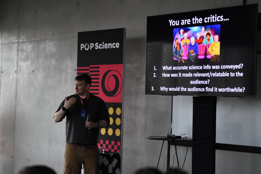 Na zdjęciu: dr Sam Gregson w trakcie prowadzenia aktywności