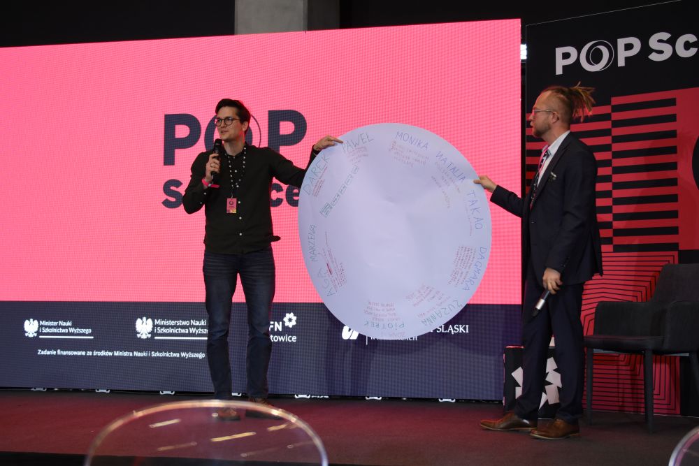 dr Łukasz Lamża na scenie z uczestnikiem I Kongresu POP Science