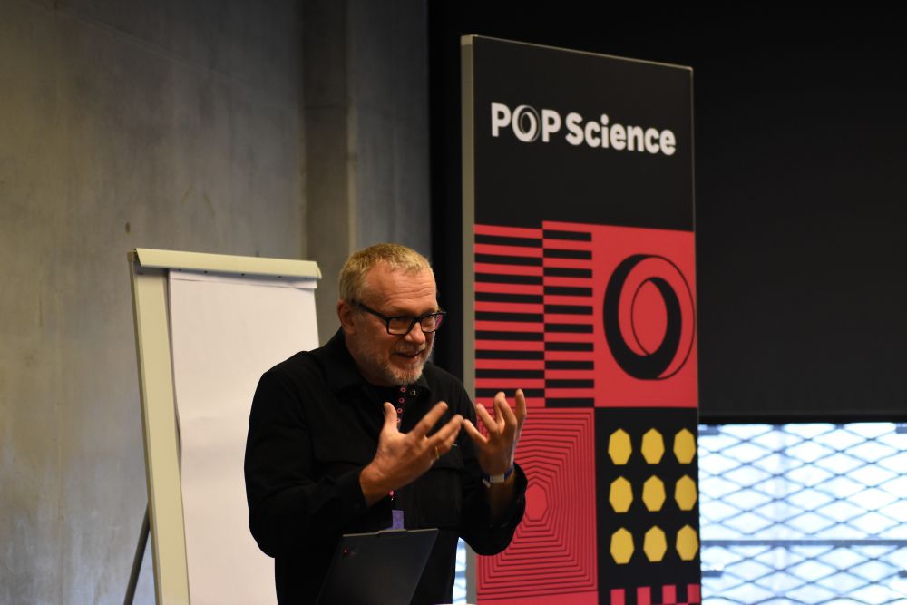 Na zdjęciu: prof. Horst Hoertner w trakcie prowadzenia swojej aktywnosci