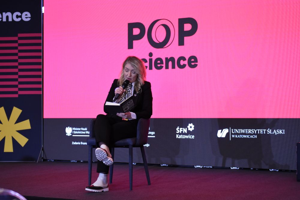 Uczestniczka I Kongresu POP Science na scenie