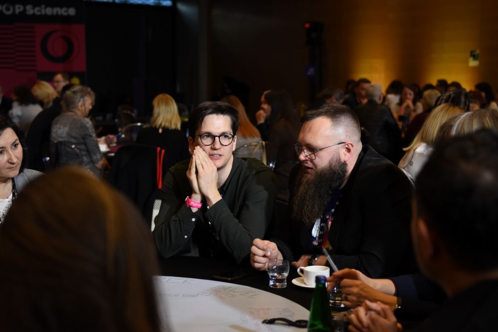 Uczestnicy I Kongresu POP Science - dwóch mężczyzn siedzacych przy stole