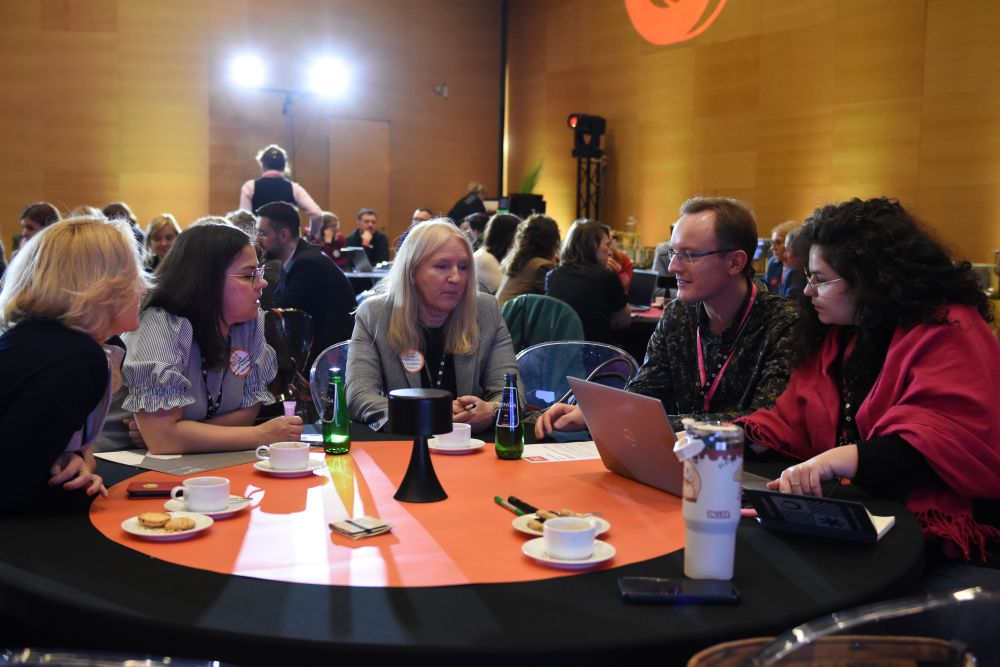 Uczestnicy Konferencji pracują przy okrągłym stole.