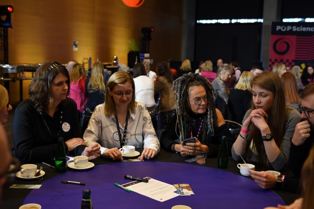 Uczestniczki w trakcie I Kongresu Pop Science - siedzą przy okrągłym stole