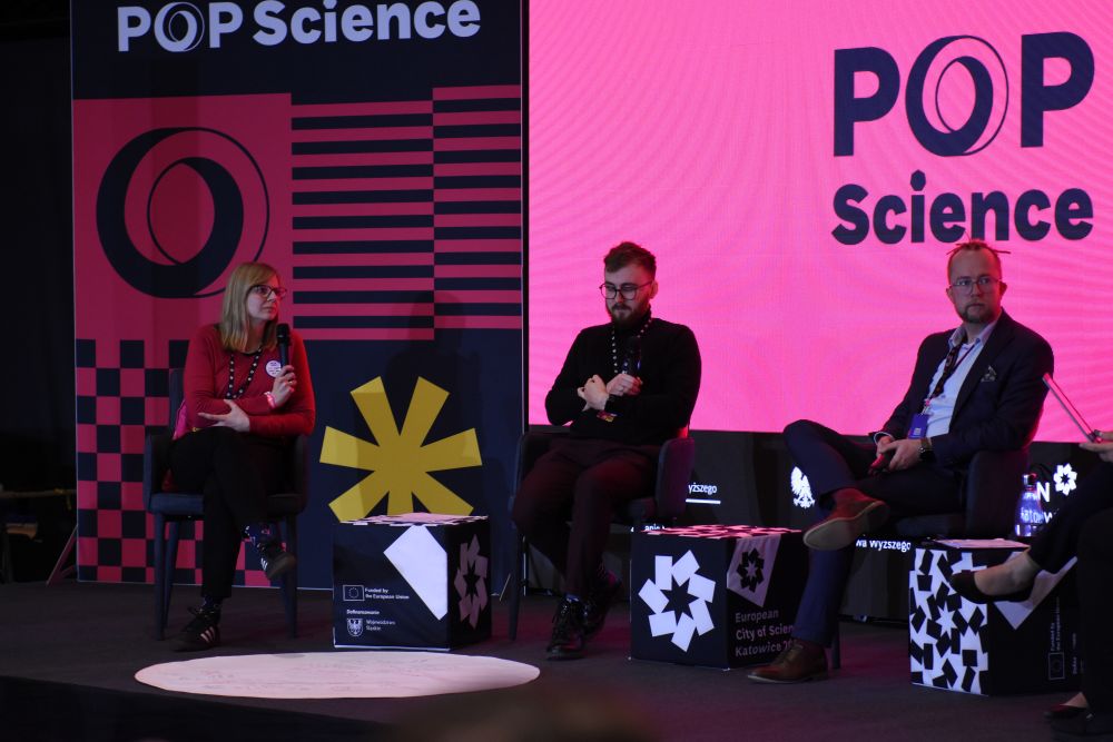 Scena w trakcie I Kongresu POP Science na scenie: dr Łukasz Lamża i dwie inne osoby będące w panelu